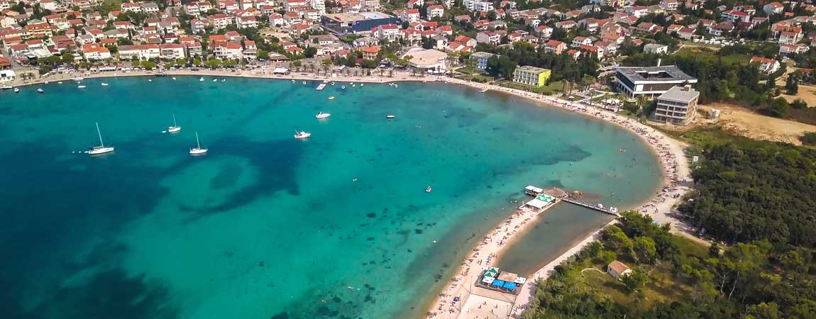 Luftbild von Novalja in Kroatien