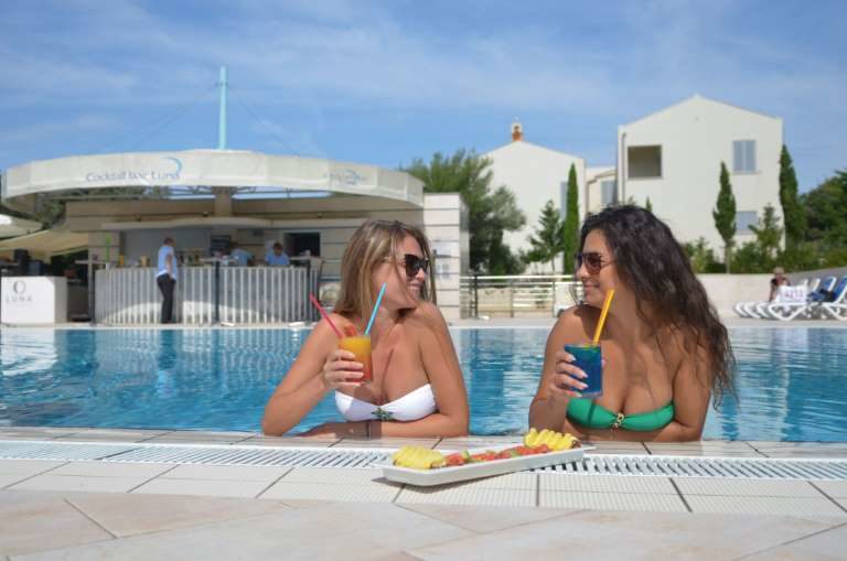 Hotel La Luna Novalja - Cocktail am Pool