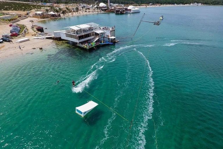 Luftbild der Wakeboard-Anlage in Zrce